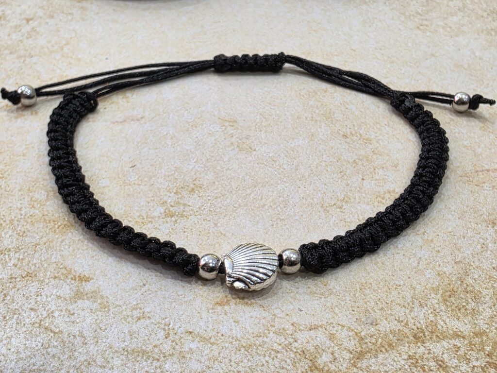 Pulsera macramé concha